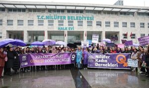 niluferli-kadinlar-8-martta-karanliga-inat-gunesi-doguracagiz-sloganiyla-yurudu-EDyd5ESs.jpg