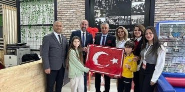 ogrencilerden-baskan-topalogluna-turk-bayragi.jpg