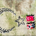 ogrencilerden-turk-bayragi-koreografisi.jpg