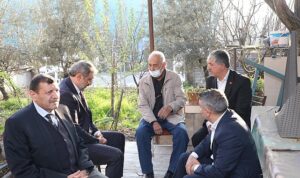 omeroglu-vekil-yilmazla-kapi-kapi-dolasti-vLmQRfpK.jpg