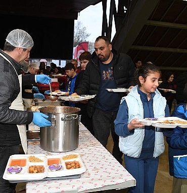 osmangazi-belediyesi-1050-konutlarda-birlik-sofrasi-kurdu.jpg