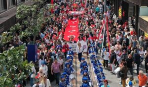 osmangazi-cocuklarla-senlendi-cumhuriyet-caddesindeki-23-nisan-programinda-buyuk-cosku-yasandi-lSN4umsK.jpg