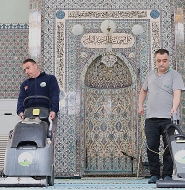 osmangazide-camilerde-bayram-temizligi.jpg