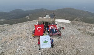 osmangazili-dagcilar-19-mayisi-uludag-zirvede-kutladi-tCOMeBYB.jpg