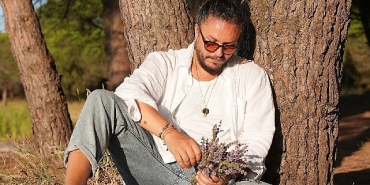 oyuncu-engin-demircioglundan-sezen-aksu-coveri-yanmisim-sonmusum-ben.jpg