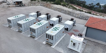 polat-enerji-ege-res-projesinde-solartoday-ve-inovat-is-birligi-ile-kurulan-turkiyenin-ilk-depolamali-ruzgar-enerji-santralinin-bakanlik-kabulu-gerceklesti.jpg