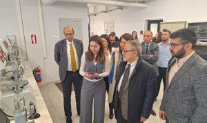 prof-dr-naci-gorur-izmirdeki-yapi-ve-zemin-laboratuvarini-ziyaret-etti-8YJOS9Dl.jpg