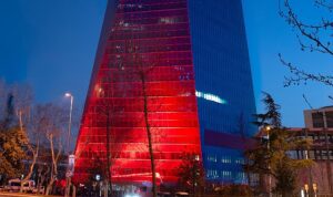 qnb-finansbanktan-otizm-farkindaligina-kirmizi-isik-yakti-hNUvLMOd.jpg