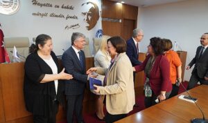 rektor-prof-dr-budak-eu-ailesi-ile-bayramlasti-FYZYr1bb.jpg