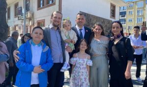 saray-belediyesi-10-nisan-carsamba-gunu-bayramin-1-gunu-belediye-bahcesinde-bayramlasma-programi-duzenledi-crtej3GM.jpg