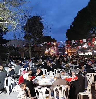 seferihisarin-kalbinde-bin-kisilik-iftar-sofrasi-kuruldu.jpg