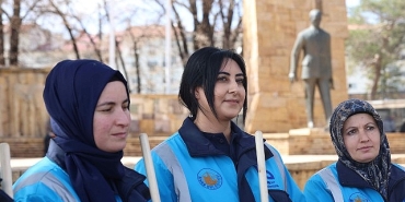 sehir-temizligine-kadin-eli-degdi.jpg