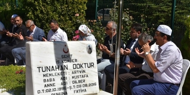 sehit-tunahan-doktur-sehadetinin-10-yil-donumunde-dualarla-anildi.jpg