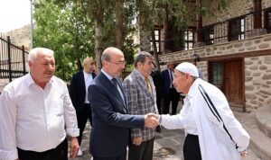 selcuklu-belediye-baskani-ahmet-pekyatirmaci-namaz-sonrasinda-vatandaslarla-hasbihal-etti-fmIKshTj.jpg