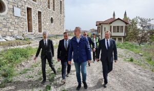 sivas-belediye-baskani-dr-adem-uzun-yapimi-devam-eden-kale-projesini-yerinde-inceleyerek-calismalar-Zn4gYwkY.jpg