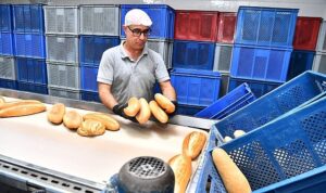 sofralar-ekmeksiz-kalmayacak-baskan-tugay-sozunu-tuttu-ekmek-5-tlye-dustu-w3VTH2Hz.jpg