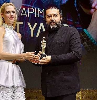 suat-yanc-yilin-en-iyi-yapimcisi-odulunu-aldi.jpg