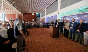 sukru-deviren-halk-gununde-vatandaslari-dinledi-nDFpBMUv.jpg