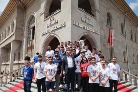suvermez-kapadokyaspordan-belediye-baskani-rasim-ariya-ziyaret.jpg