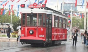 taksim-ve-istiklal-caddesinin-simgelerinden-nostaljik-tramvayin-yerine-elektrik-enerjisi-ile-calisan-bataryali-tramvay-G94v35uq.jpg