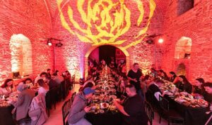 tiktok-turkiyeden-600-yillik-tarihi-binada-iftar-yemegi-MVZnpkmp.jpg