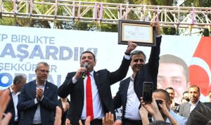 torbali-belediye-baskani-secilen-ovunc-demir-mazbatasini-alarak-bugun-gorevine-resmen-basladi-RJMepHrK.jpg