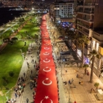 tum-izmir-cumhuriyet-coskusuna-davetli-350-metrelik-dev-turk-bayragiyla-yurunecek.jpg