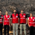 turk-kizilay-izmirdeki-orman-yanginlarina-mudahale-eden-ekiplere-ve-vatandaslara-destek-veriyor.jpg