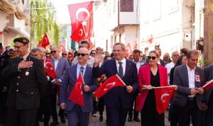 turkiye-cumhuriyetinin-kurucusu-gazi-mustafa-kemal-ataturkun-ayvalika-gelisinin-90inci-yil-donumu-kutlandi-program-cysuGy68.jpg