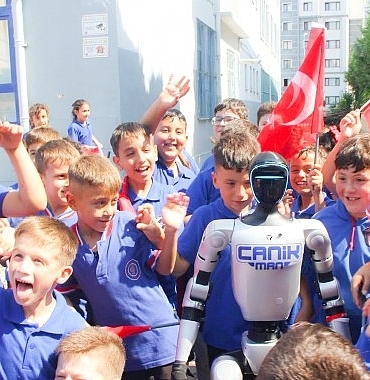 Türkiye'nin Nüfusa Kayıtlı İlk İnsansı Robotu Öğrencileri Sıralarda Karşıladı