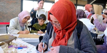 turuncu-balonlarla-kadina-siddete-dur-mesaji.jpg