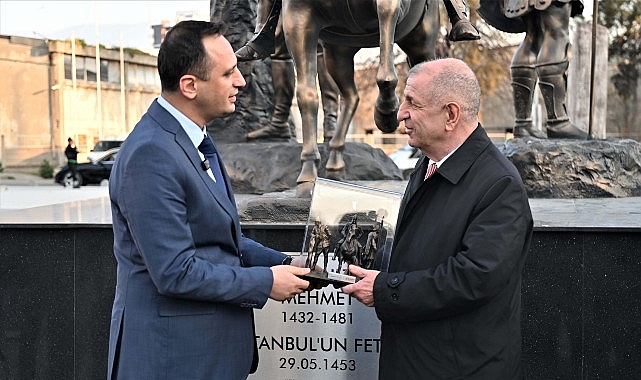 Ümit Özdağ Abide-i Hürriyet Meydanı’na övgü:     “Böyle bir yeri görmekten büyük mutluluk duydum.”