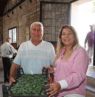 Urla’da üreticiye büyük destek: 120 bin kışlık sebze fidesi dağıtıldı