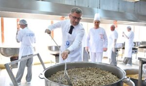 uskudarda-dev-kazanlar-ramazanda-iftar-icin-kayniyor-10-ayri-noktada-30-bin-kisiye-sicak-8UKVYeu3.jpg