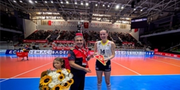 voleybolun-yildizlarindan-izmir-itfaiyesine-tesekkur.jpg
