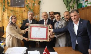 yahyali-belediye-baskani-esat-ozturk-mazbatasini-alarak-belediye-baskanliginda-ucuncu-donemine-resmen-basladi-Je4NihFU.jpg