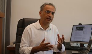yapay-zeka-issizlik-endisesini-tetikliyor-yapay-zeka-mavi-yakalilardan-sonra-beyaz-yakalilari-tehdit-ediyor-Bzj13Ith.jpg