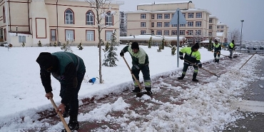 yaya-guvenligi-icin-kar-kureme-ve-tuzlama-seferberligi-devam-ediyor.jpg