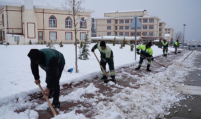 yaya-guvenligi-icin-kar-kureme-ve-tuzlama-seferberligi-devam-ediyor.jpg