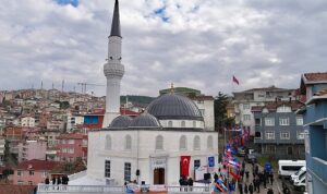 yeniden-insa-edilen-uskudar-kiroglu-cami-ibadete-acildi-E87gzGLy.jpg