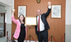 yerel-secimlerde-menderes-belediye-baskani-secilen-ilkay-cicek-mazbatasini-alarak-gorevine-basladi-S1hHSIw1.jpg