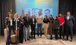 yilin-ilk-aydabir-soylesisi-iki-dunya-arasinda-mimarlik-ve-cevresel-grafik-tasarim-temasiyla-gerceklesti-KMlXlPxi.jpg