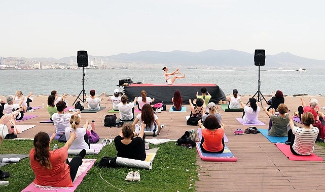 yoga-tutkunlari-bayraklida-bulustu.jpg