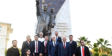 zafer-bayrami-ataturk-aniti-ile-taclandi.jpg