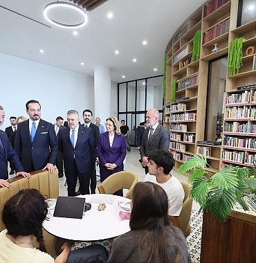 Zorlu’dan Büyükakın’a övgü:  “Kendisi sadece hizmet üretmiyor, kavram da üretiyor”